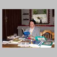 59-05-1182 8. Schirrauer Kirchspieltreffen 2005 - Ruth Geede unterhaelt die Teilnehmer mit lustigen und ernsten Geschichten.JPG